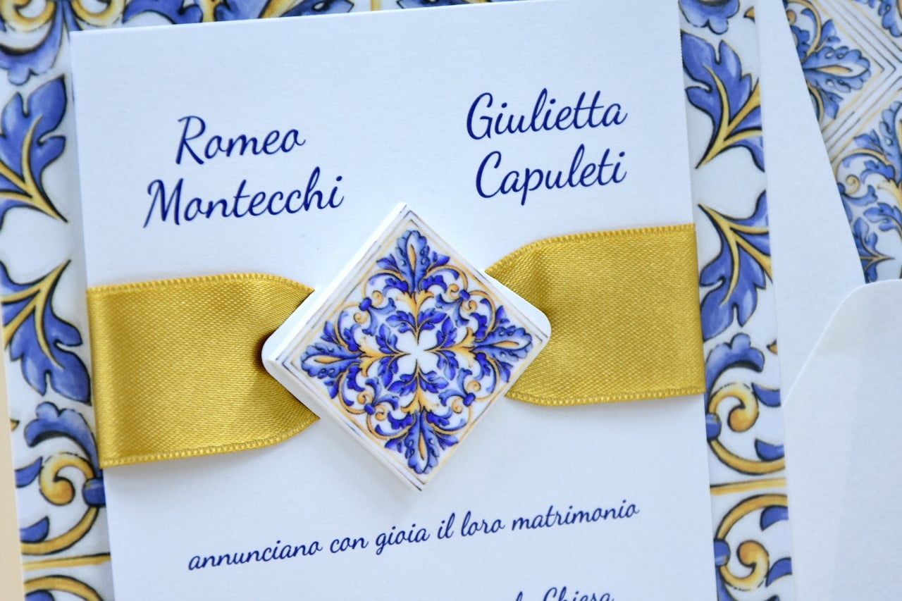Partecipazione nozze moderna con maioliche blu