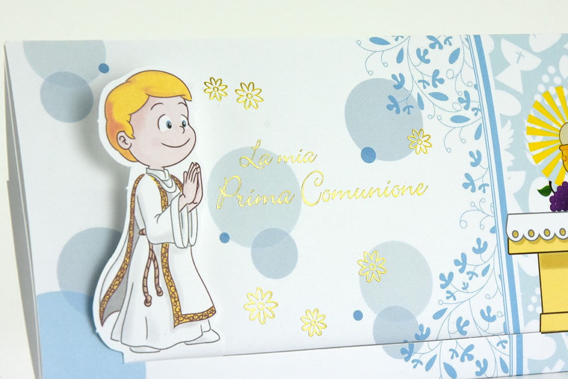 Partecipazione prima comunione bimbo sull'altare