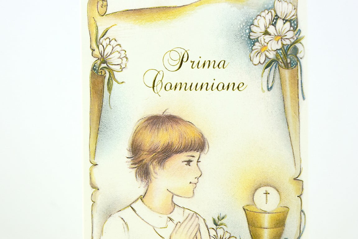 Partecipazione prima comunione bimbo in preghiera