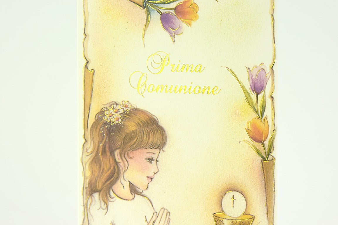 Partecipazione prima comunione bimba in preghiera
