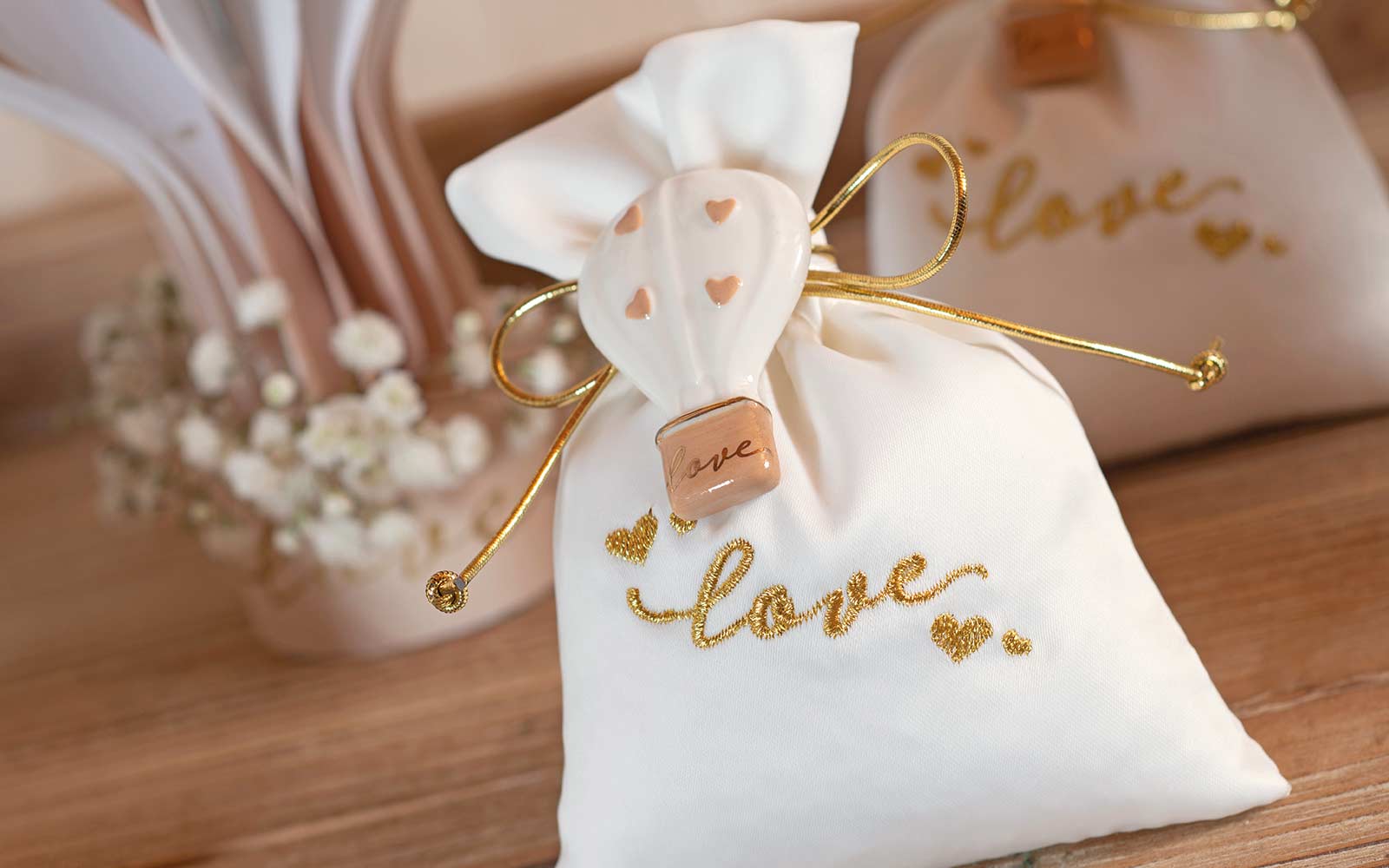 Sacchetto portaconfetti in raso bianco con ricamo love oro