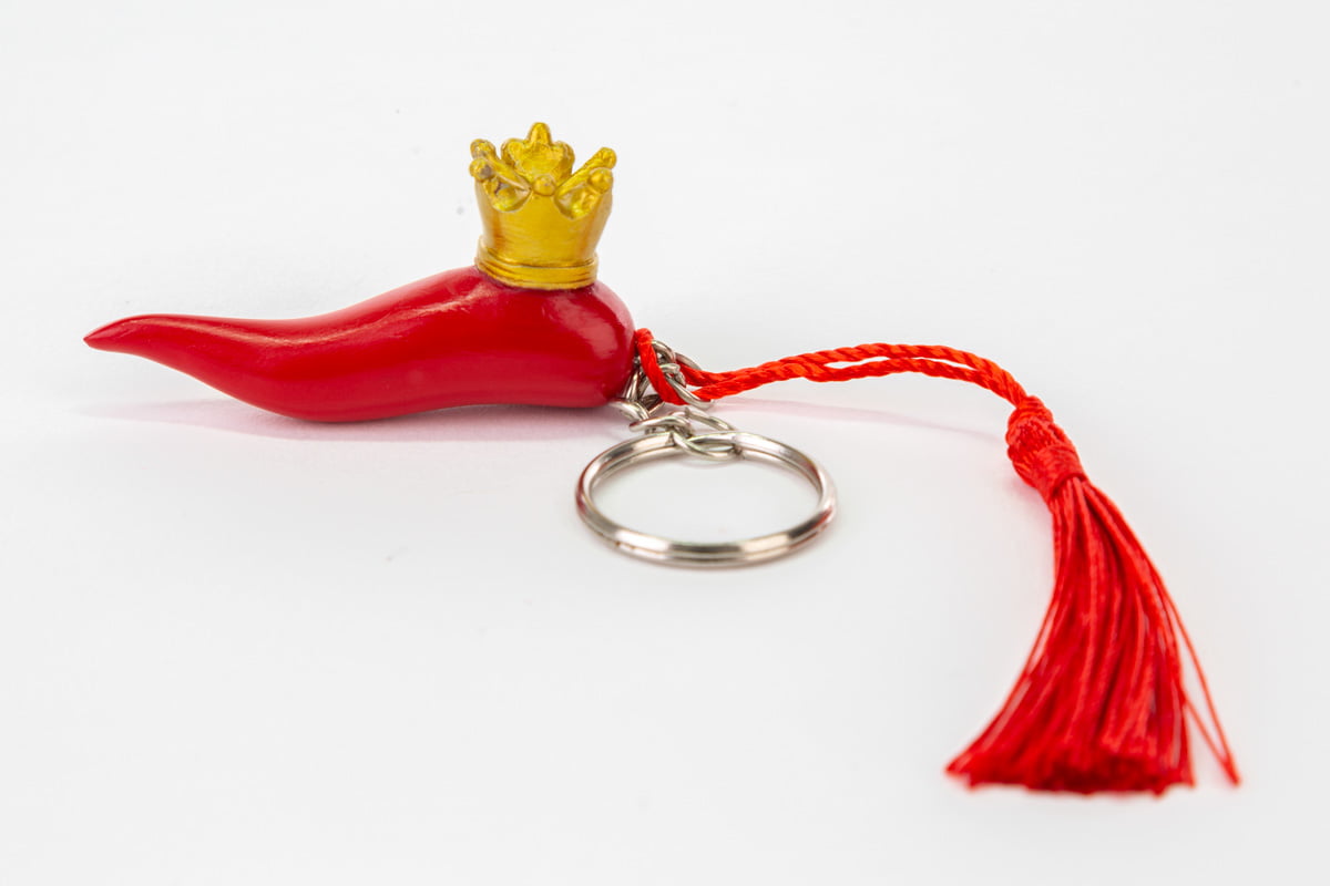 Bomboniera Laurea portachiavi corno in resina rossa con corona e nappina