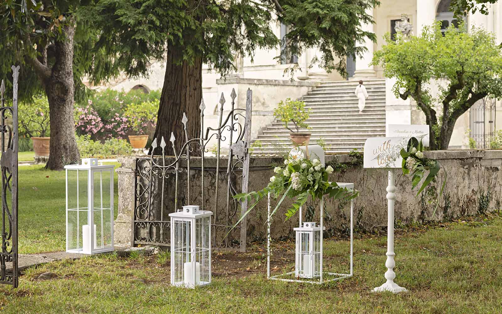Cascata rose bianche da appendere con 90 luci a led