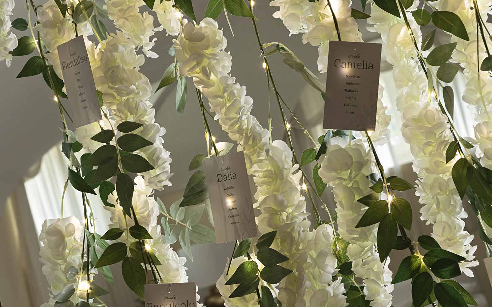 Cascata rose bianche da appendere con 90 luci a led