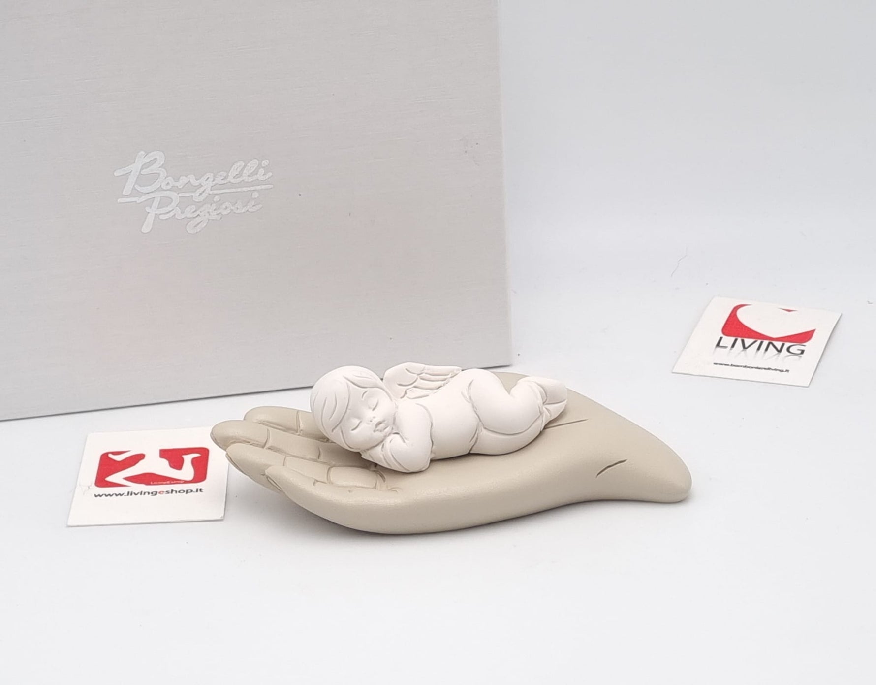 Angelo bianco su mano in polvere di marmo