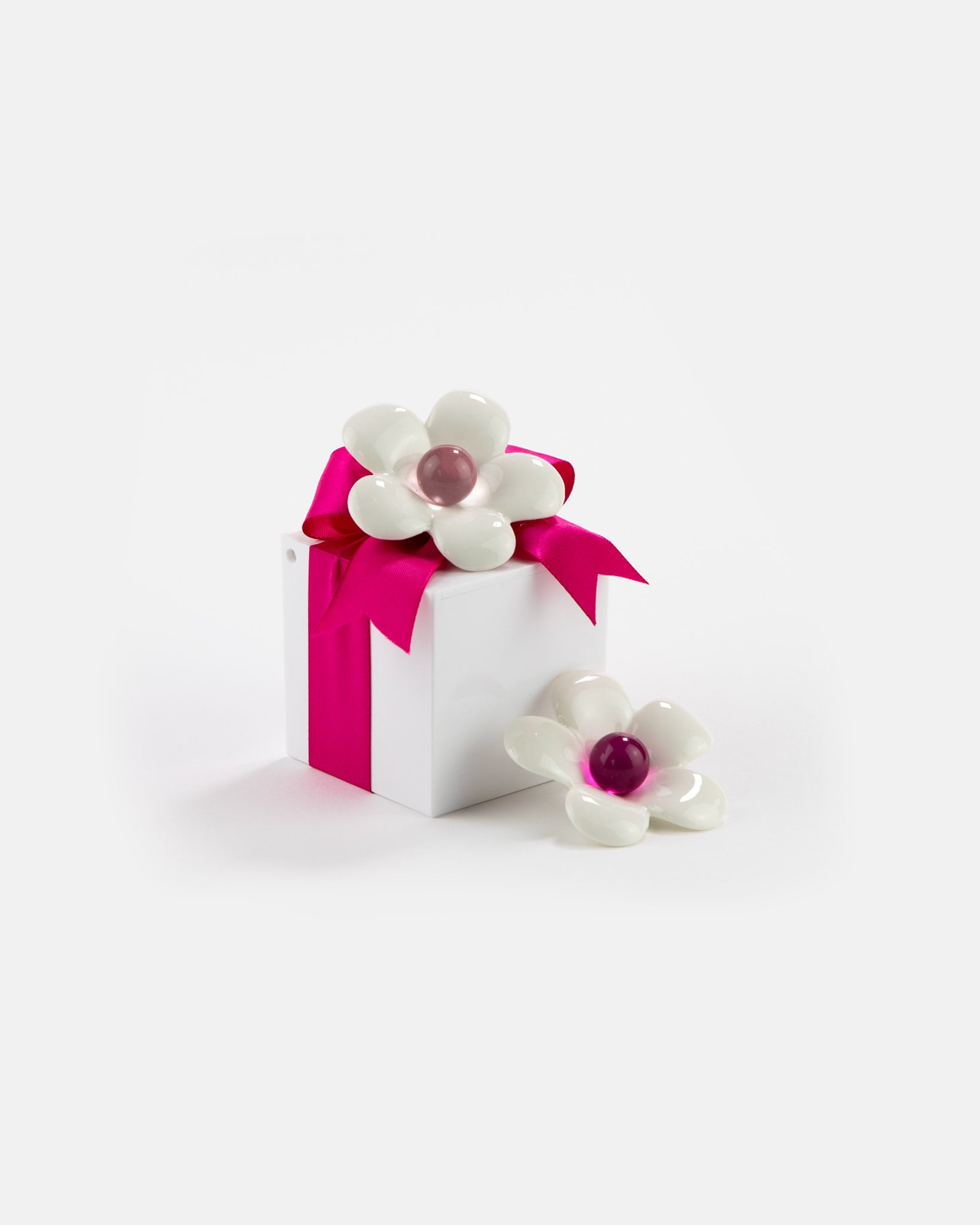 Bomboniera cubo plex con fiore in porcellana