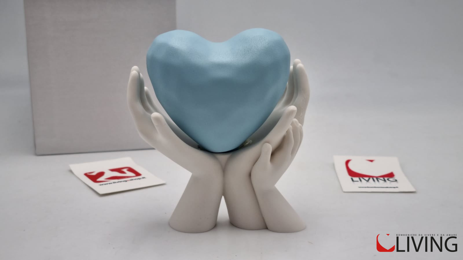 bomboniera mani bianche con cuore azzurro