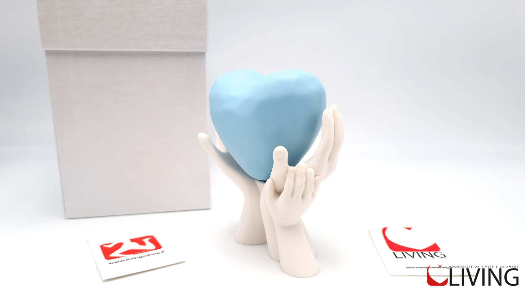 bomboniera mani bianche con cuore azzurro