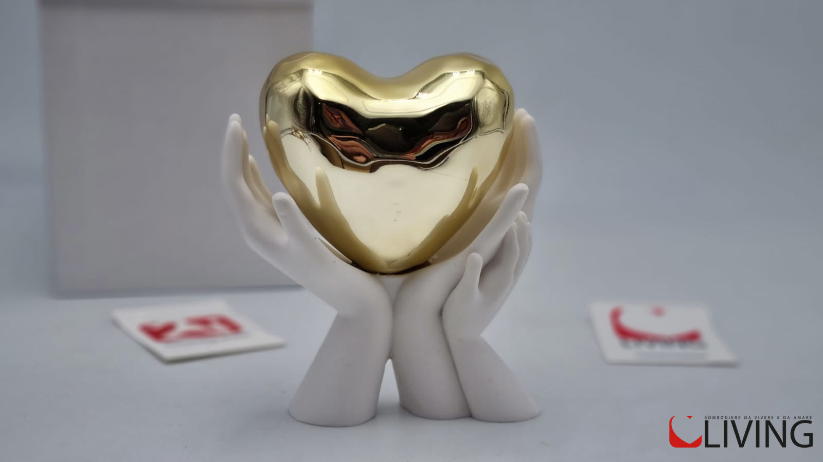 bomboniera mani bianche con cuore oro