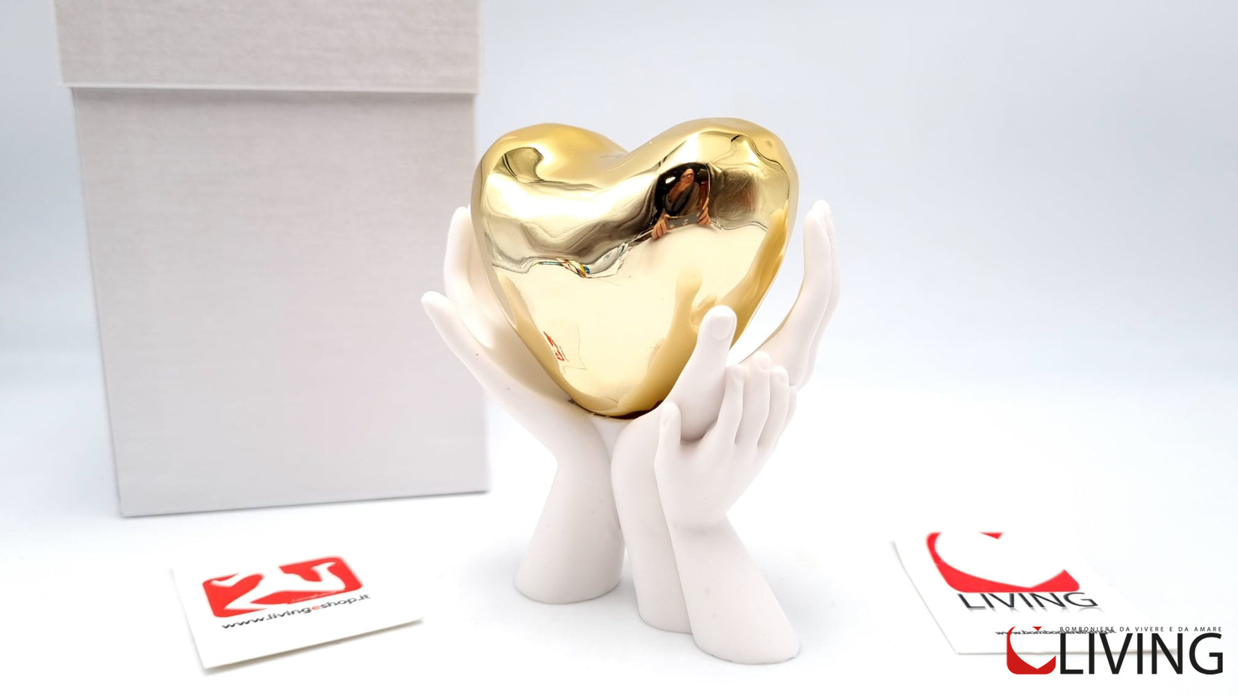 bomboniera mani bianche con cuore oro