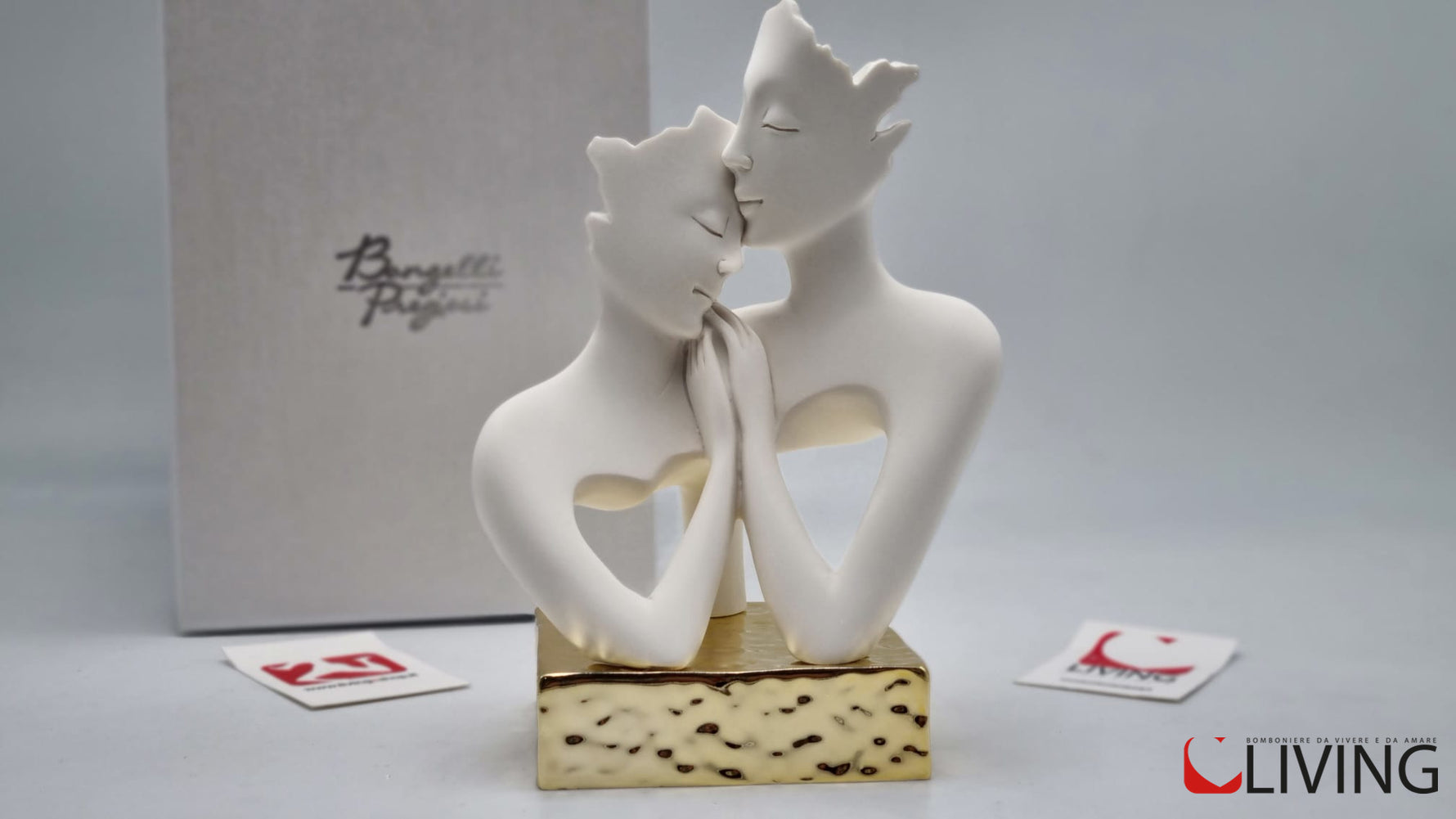 bomboniera statua coppia innamorati base oro