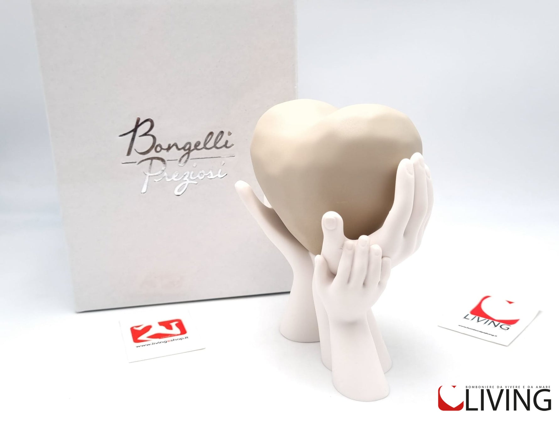 bomboniera mani bianche con cuore nocciola