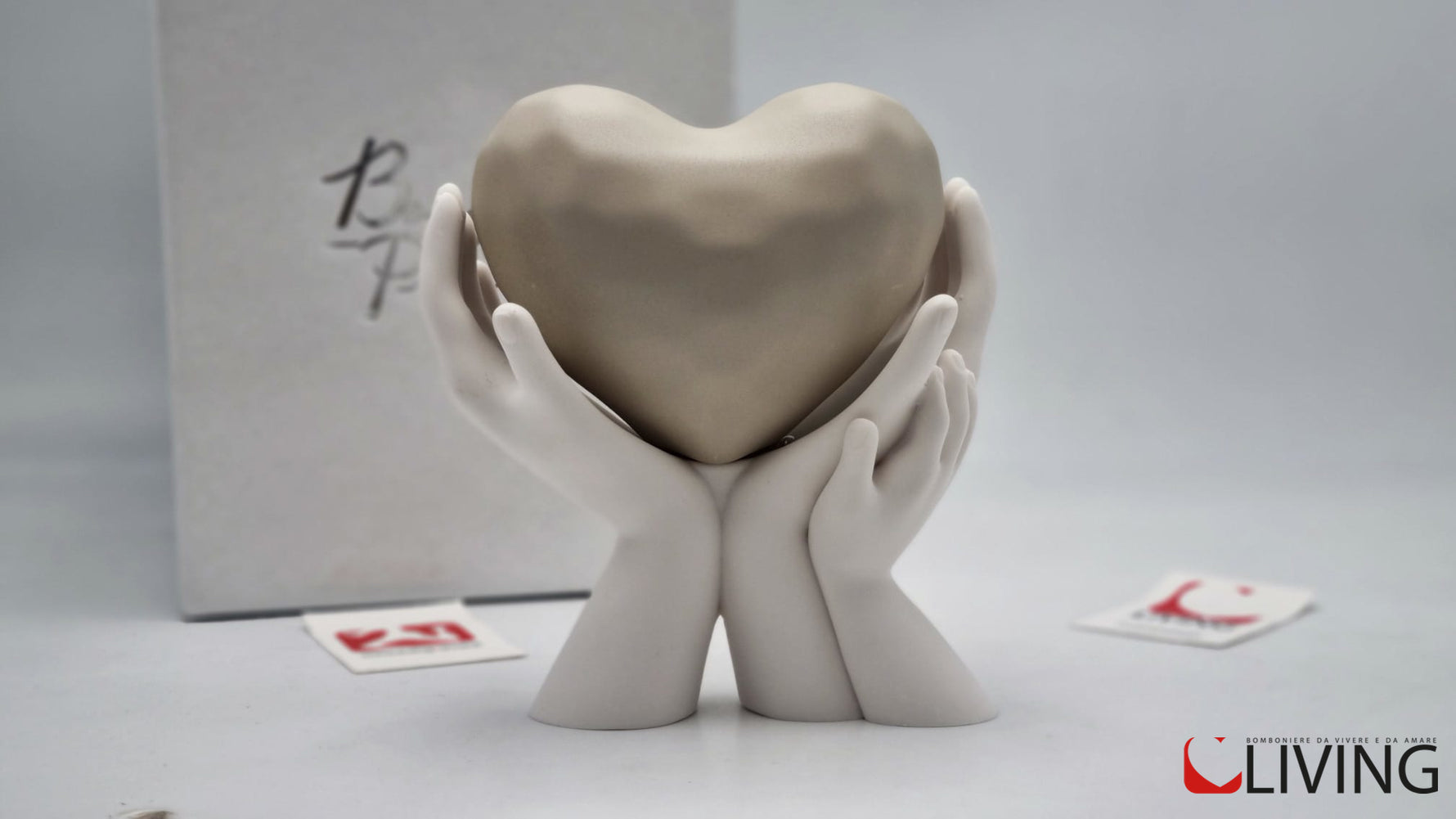 bomboniera mani bianche con cuore nocciola