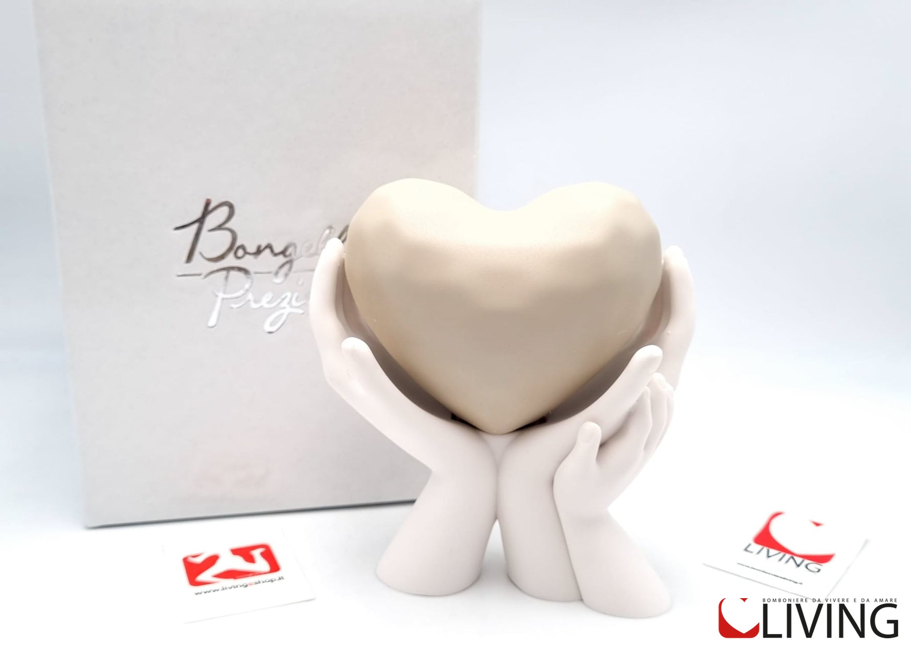 bomboniera mani bianche con cuore nocciola
