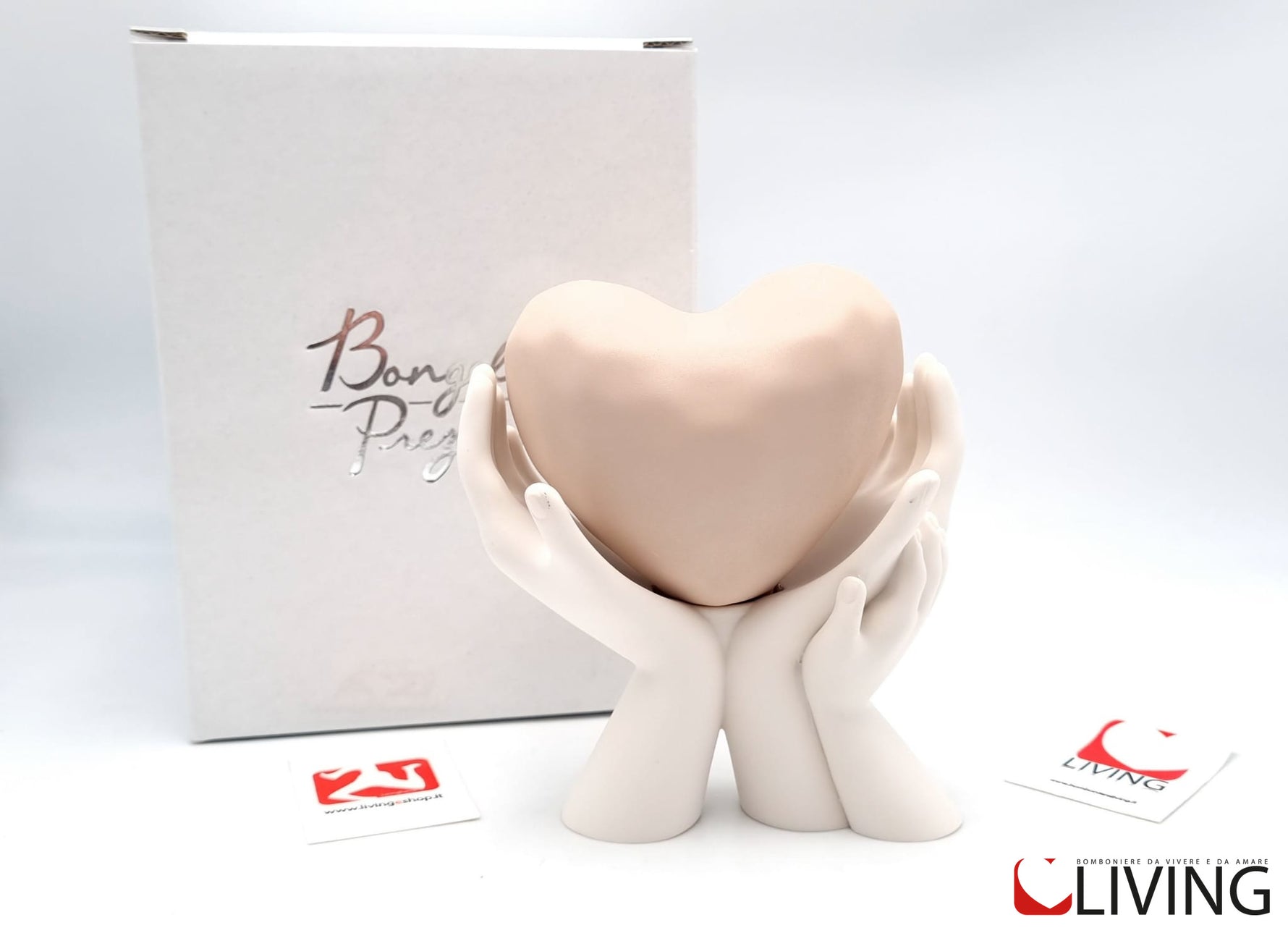 bomboniera mani bianche con cuore rosa cipria