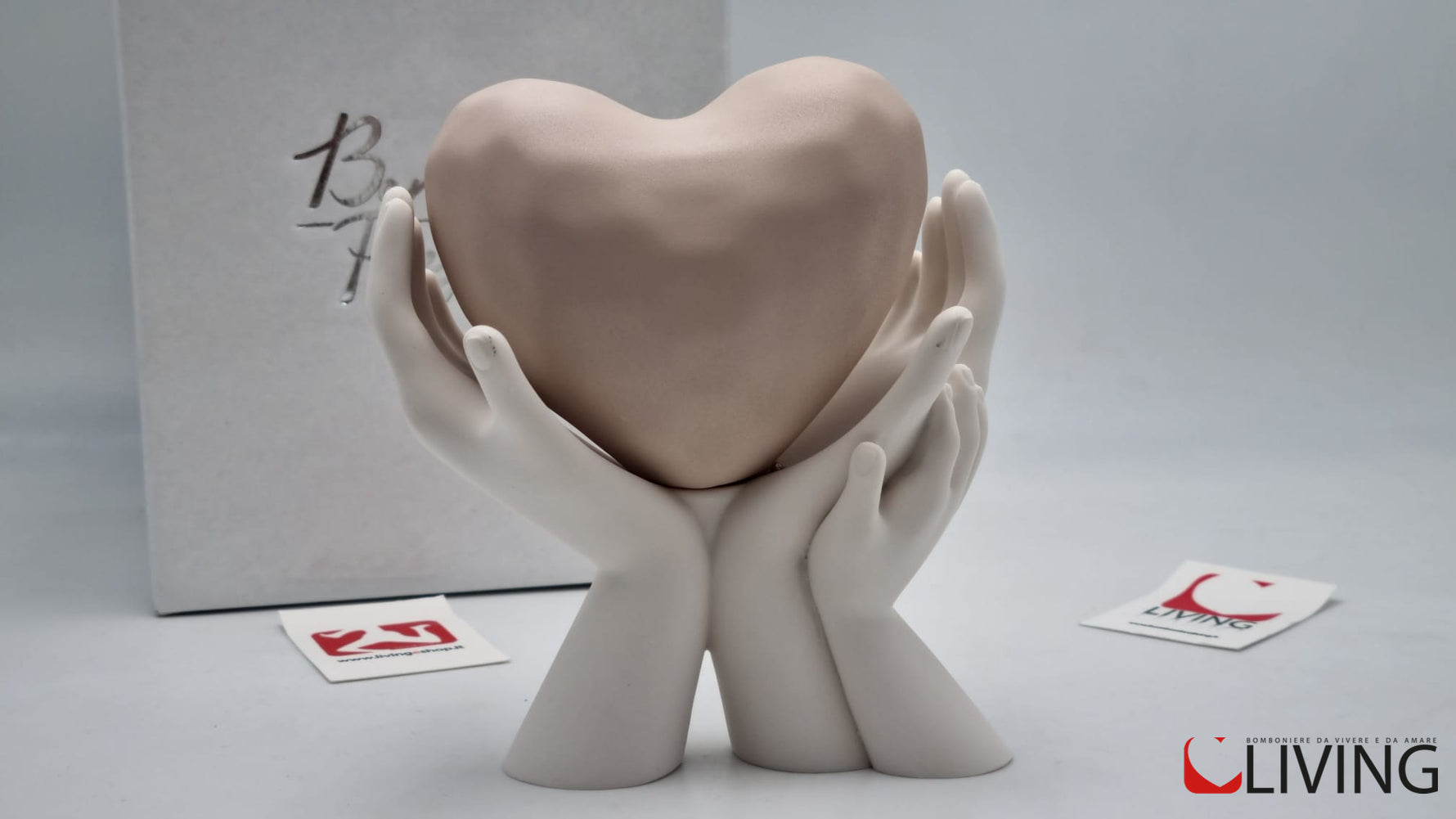bomboniera mani bianche con cuore rosa cipria