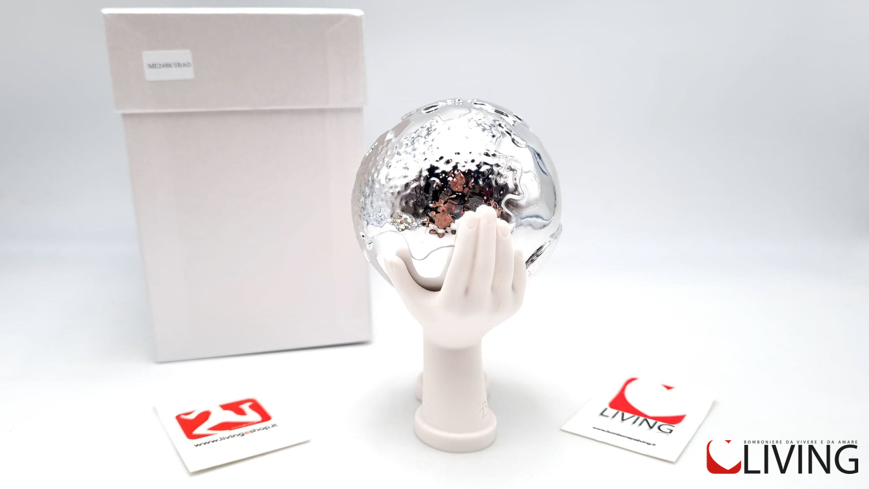 bomboniera mani bianche con mappamondo argento