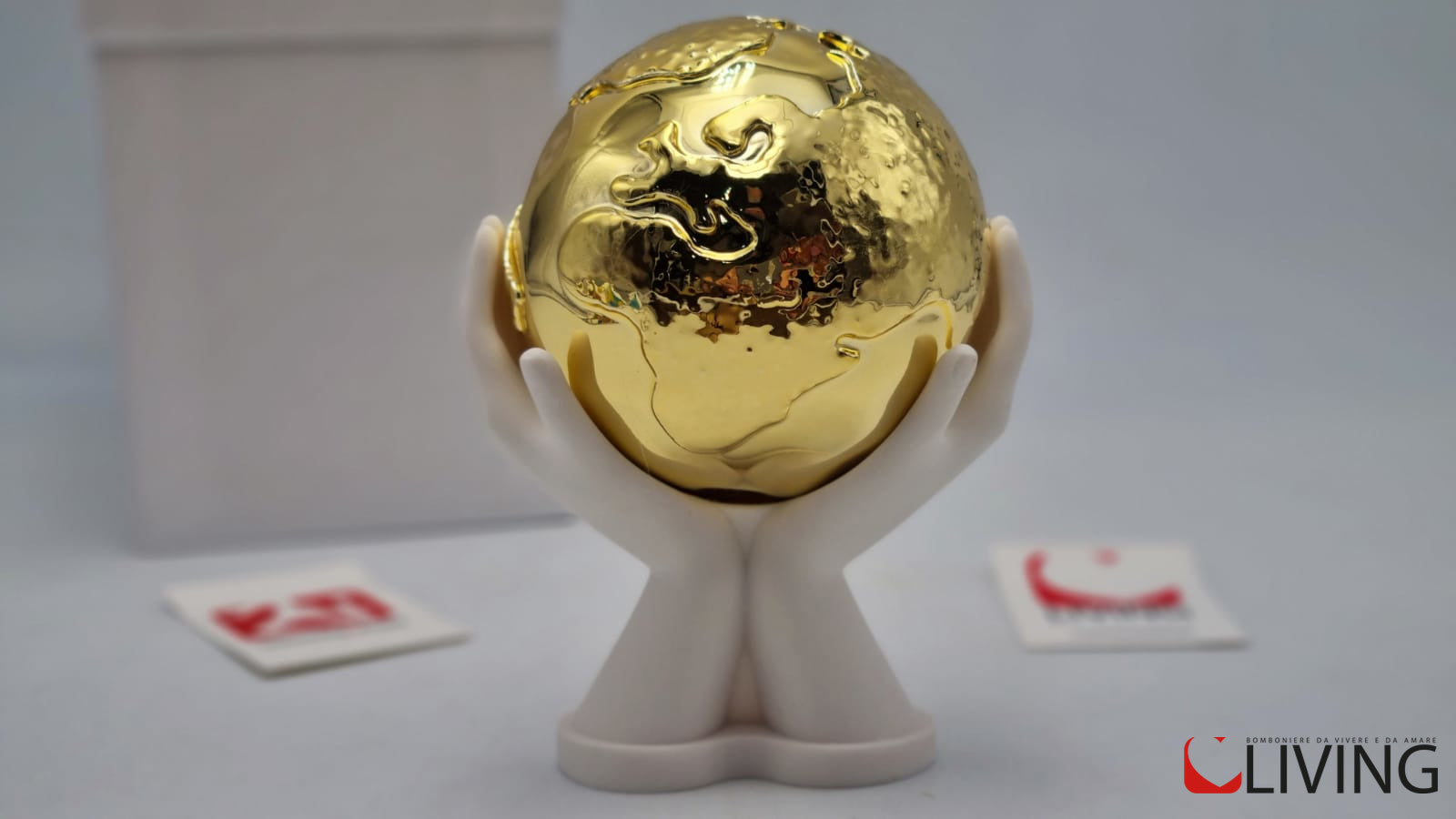 bomboniera mani bianche con mappamondo oro