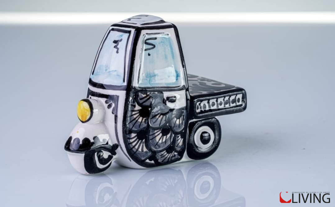 bomboniera moto ape in ceramica di caltagirone ghirigori nero bianco
