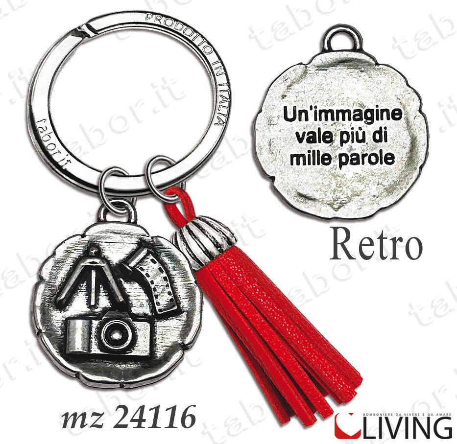 bomboniera-portachiavi-in-fotografia-con-nappina-rossa-mz24116