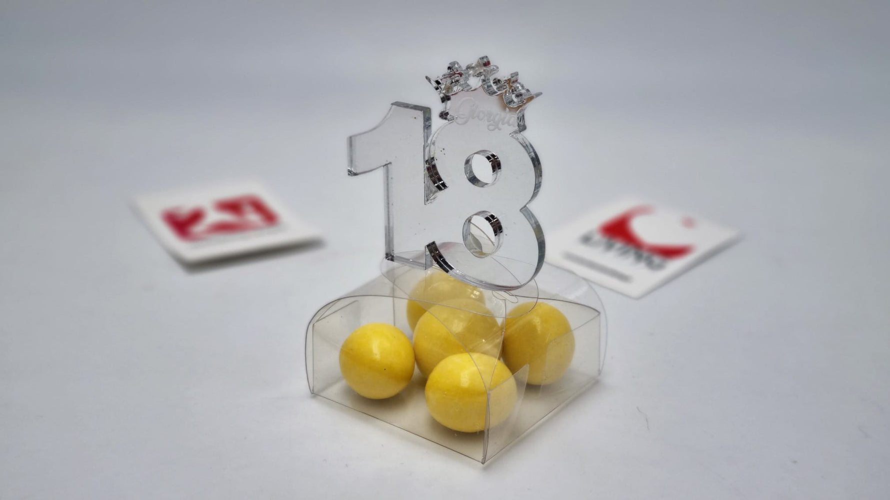 Bomboniera 18 anni magnete con fagottino e confetti