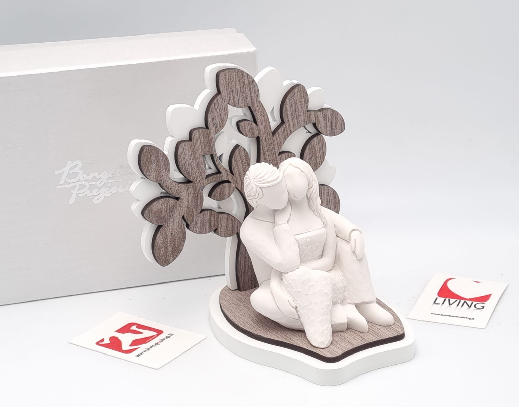 Coppia in polvere di marmo con albero della vita in legno