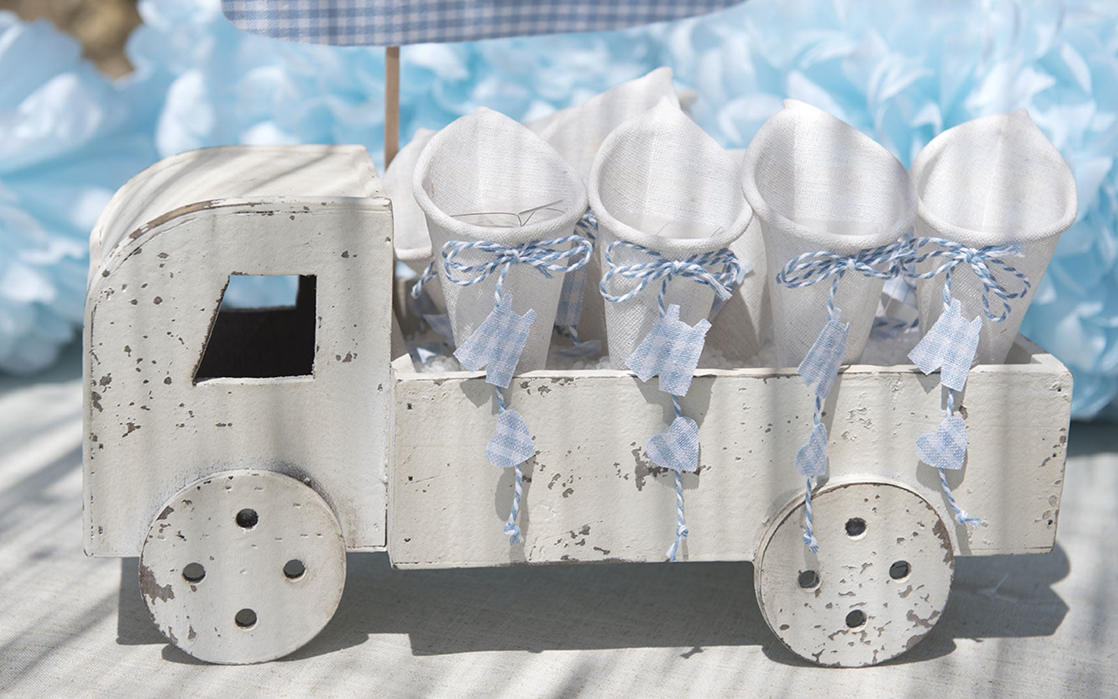Cono portaconfetti baby shower celeste