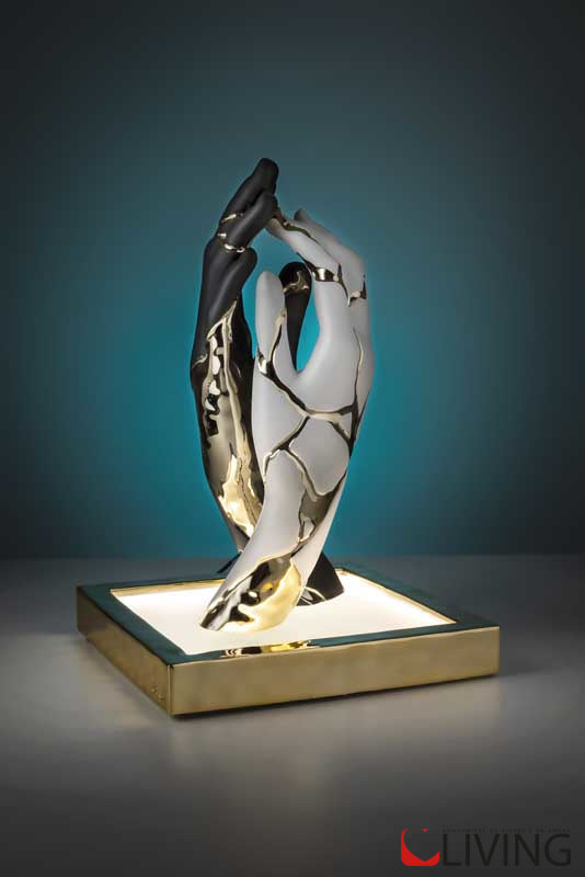 lampada coppia mani bianche nero e oro