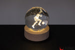 bomboniera palla in vetro con calciatore inciso 3d e base in legno con luce led
