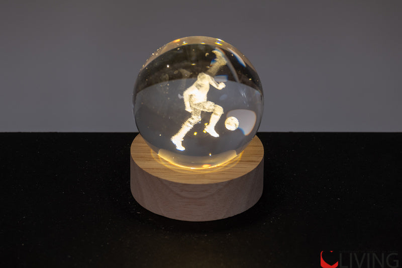 bomboniera palla in vetro con calciatore inciso 3d e base in legno con luce led