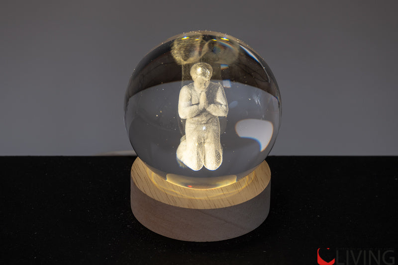 bomboniera palla in vetro bimbo comunione inciso 3d e base in legno con luce led