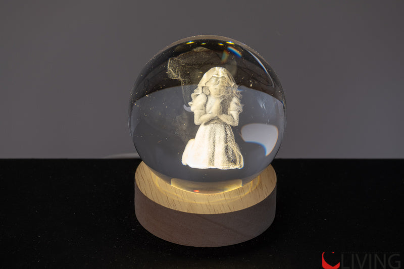 bomboniera palla in vetro bimba comunione inciso 3d e base in legno con luce led