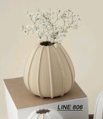 bomboniera vaso porcellana beige sabbia e bianco scanalature verticali