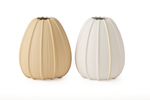bomboniera vaso porcellana beige sabbia e bianco scanalature verticali