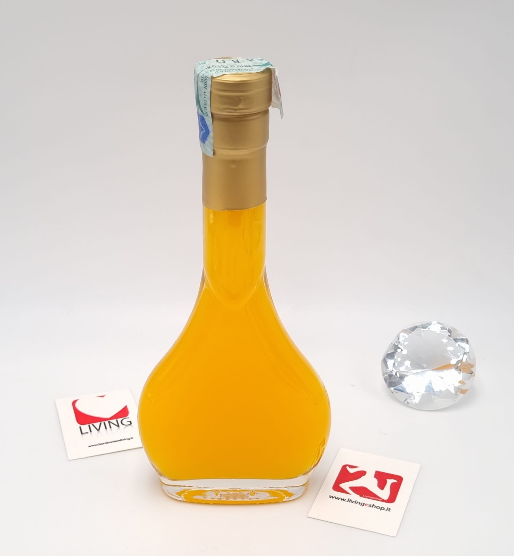 Bottiglia di vetro con liquore all'arancia