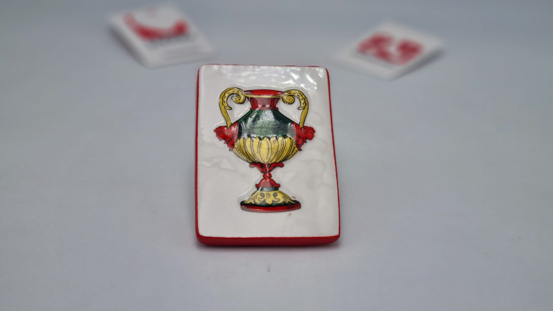 Bomboniera tipica siciliana asso in ceramica con magnete