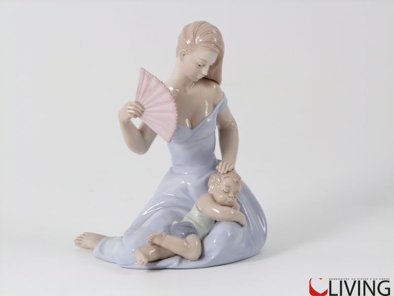 mamma con ventaglio seduta con bimbo