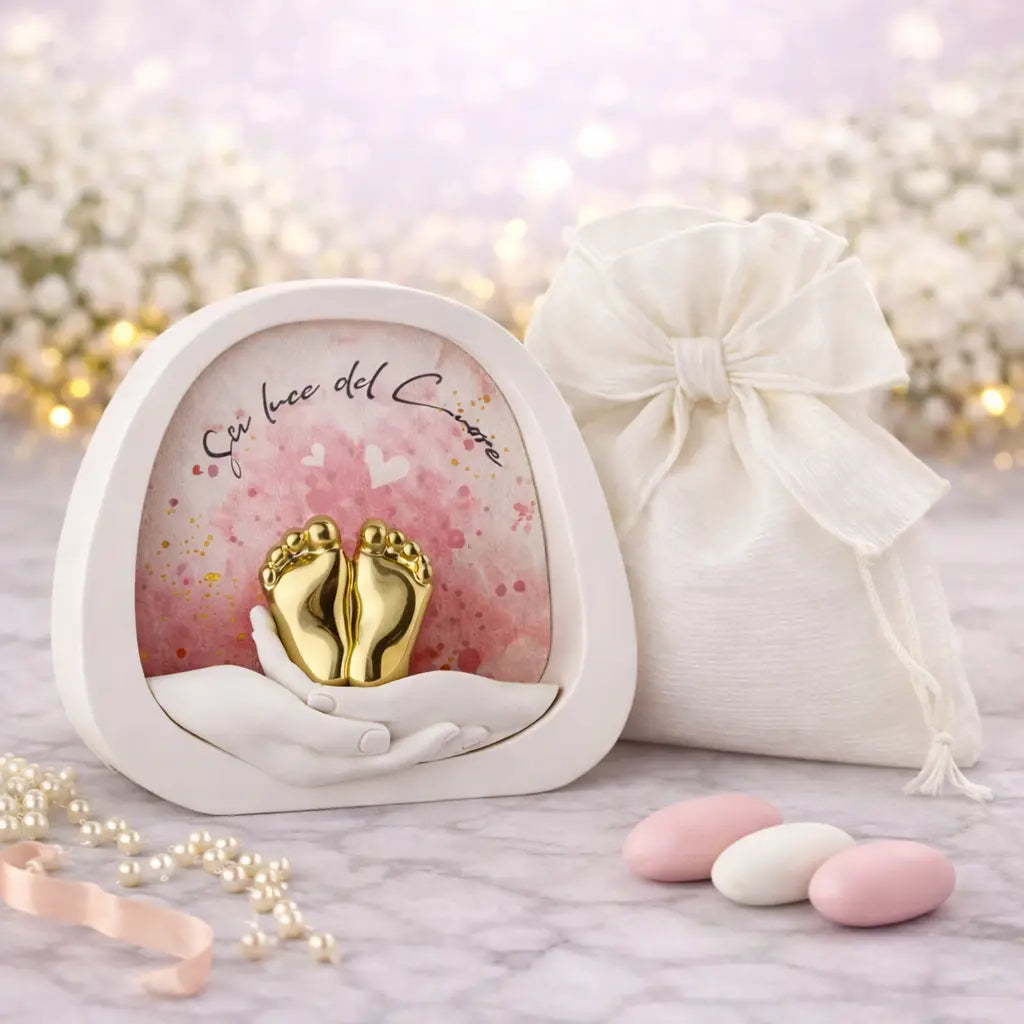 bomboniera lampada led mani con piedini oro sfondo rosa in marmorino