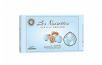 Nocciola tostata ricoperta da cioccolato fondente e bianco e da un sottile strato di zucchero.