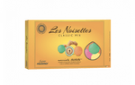 Nocciola tostata ricoperta da cioccolato fondente e bianco e da un sottile strato di zucchero.