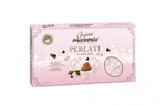 Mandorla tostata ricoperta da cioccolato fondente e bianco e da un sottile strato di zucchero.