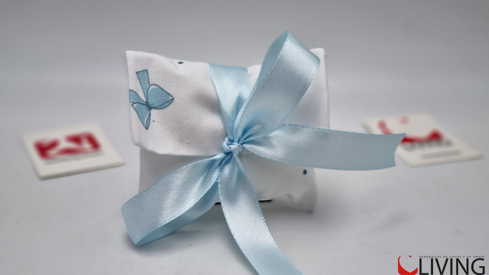 bustina lettere portaconfetti in tessuto azzurro linea dolce fiocco