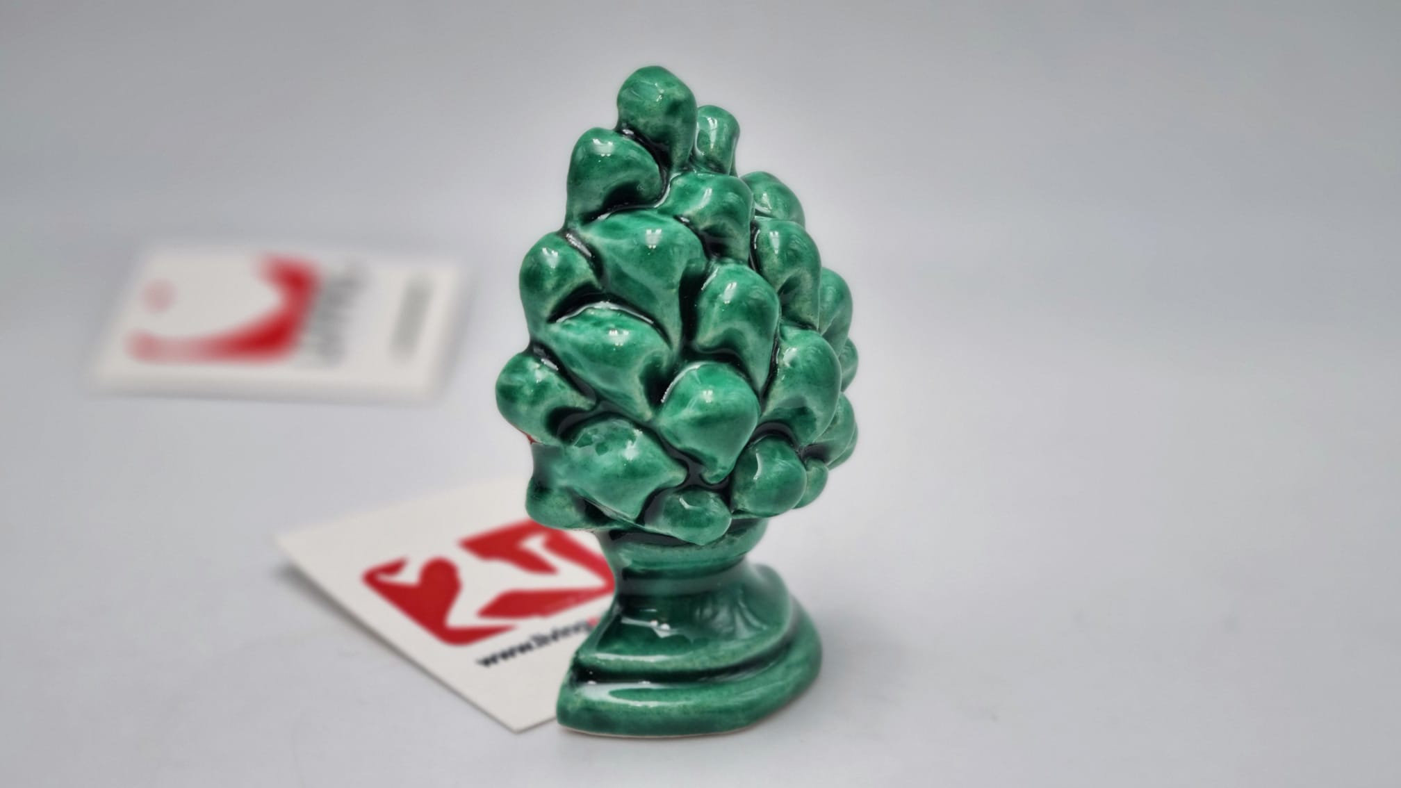 Bomboniera tipica Siciliana magnete pigna di caltagirone colore verde .