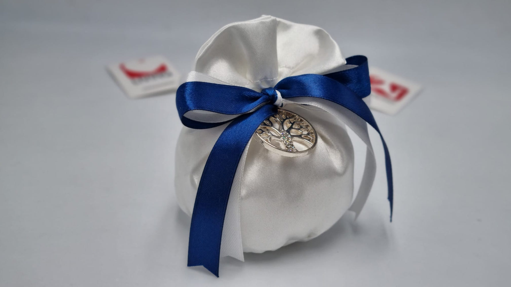 Sacchetto portaconfetti pouf di raso bianco