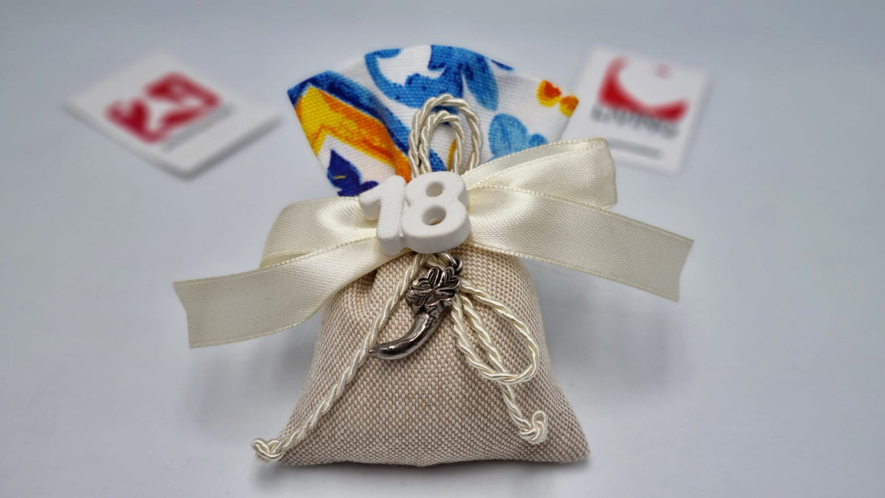 Sacchetto 18 anni con charm corno quadrifoglio