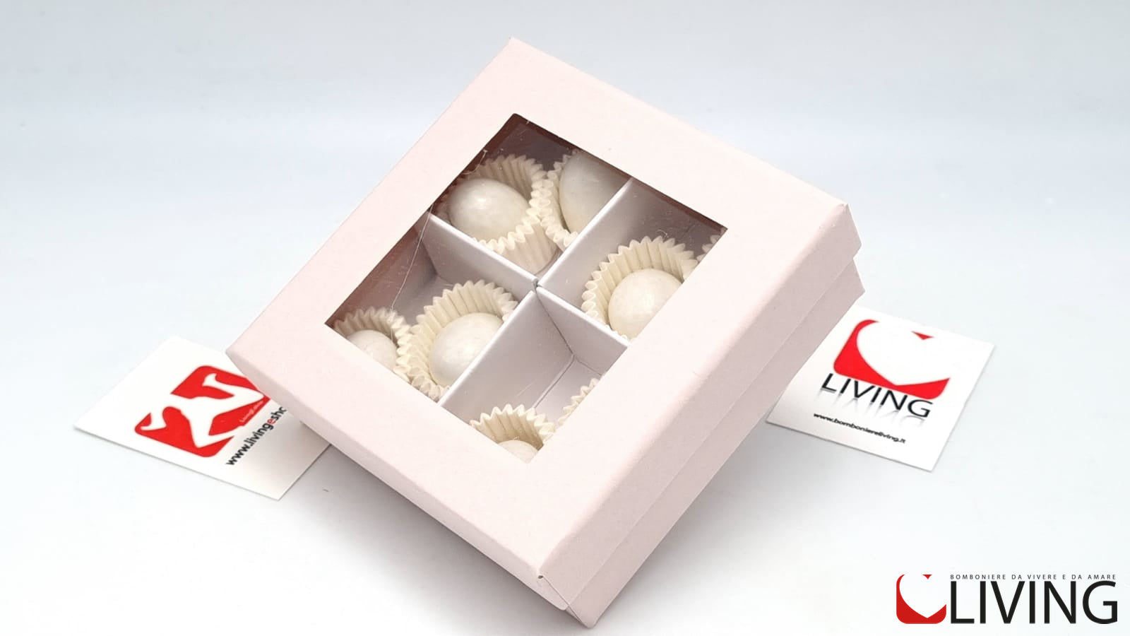 scatola portaconfetti bianca personalizzabile con finestra trasparente