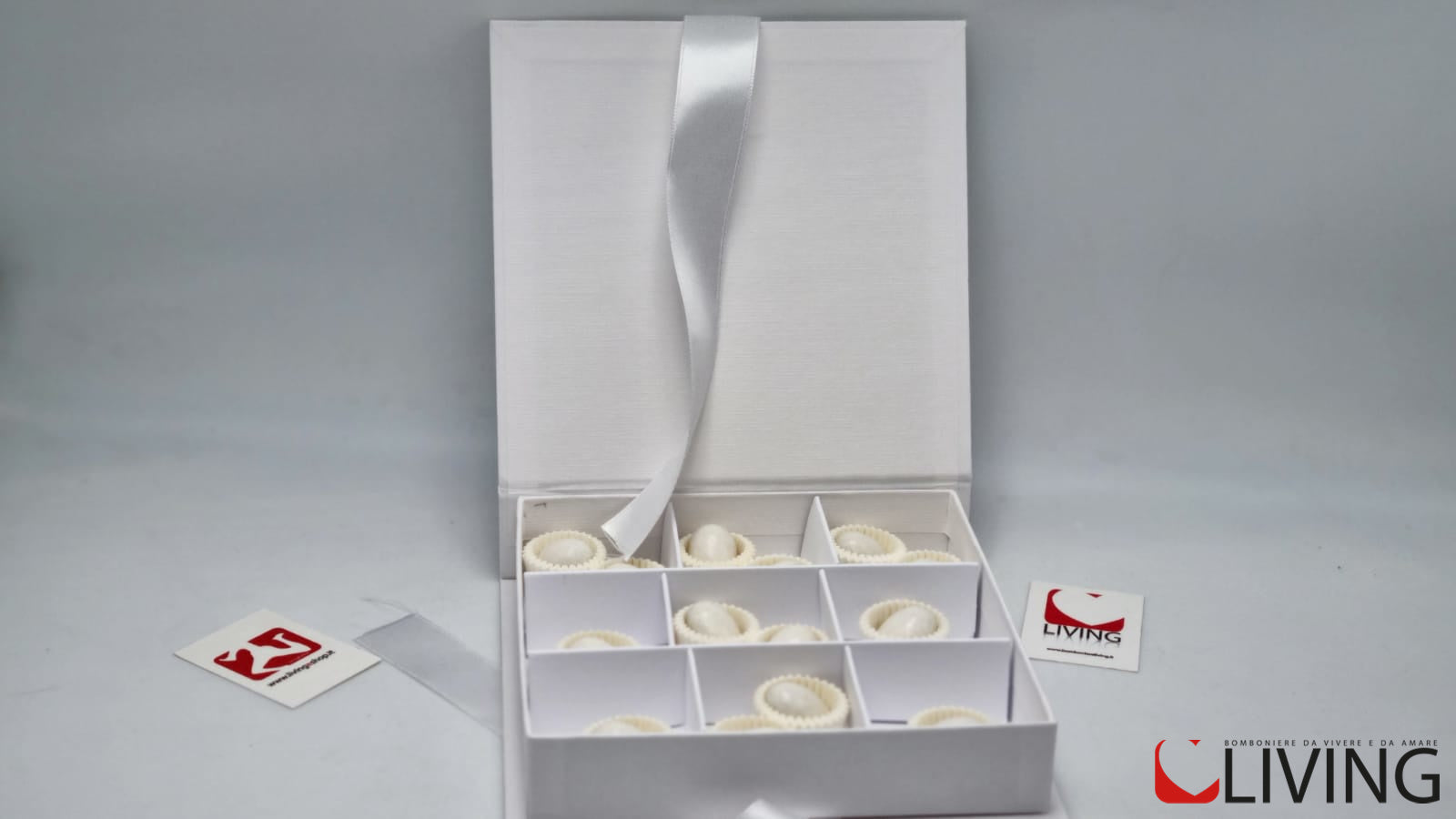 scatola portaconfetti bianco personalizzabile con nastrino