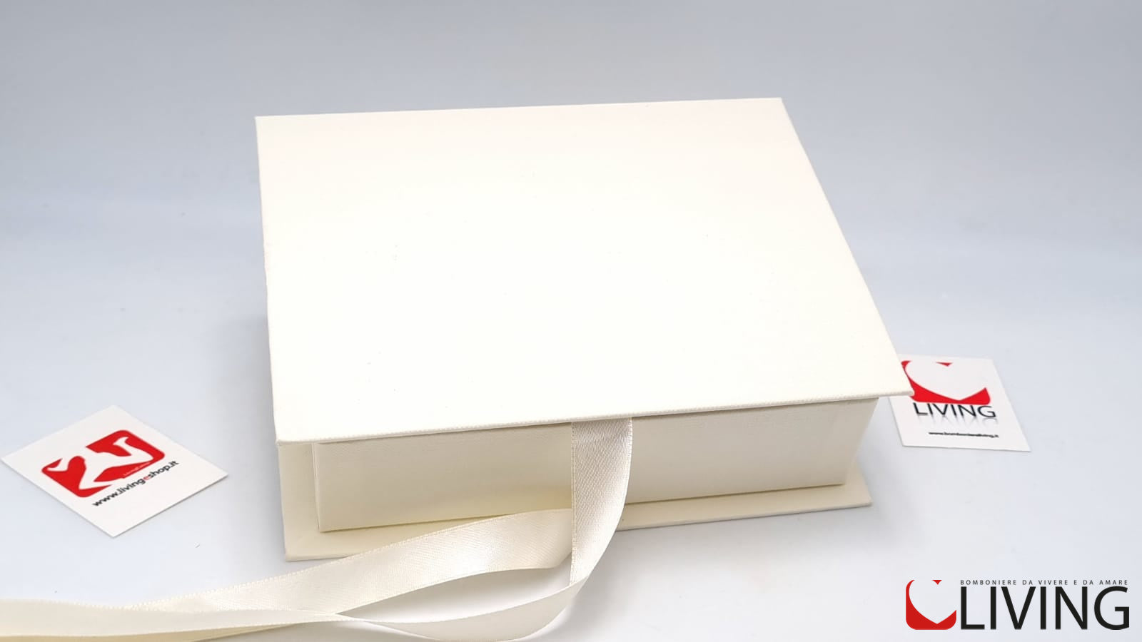 scatola portaconfetti bianco personalizzabile con nastrino