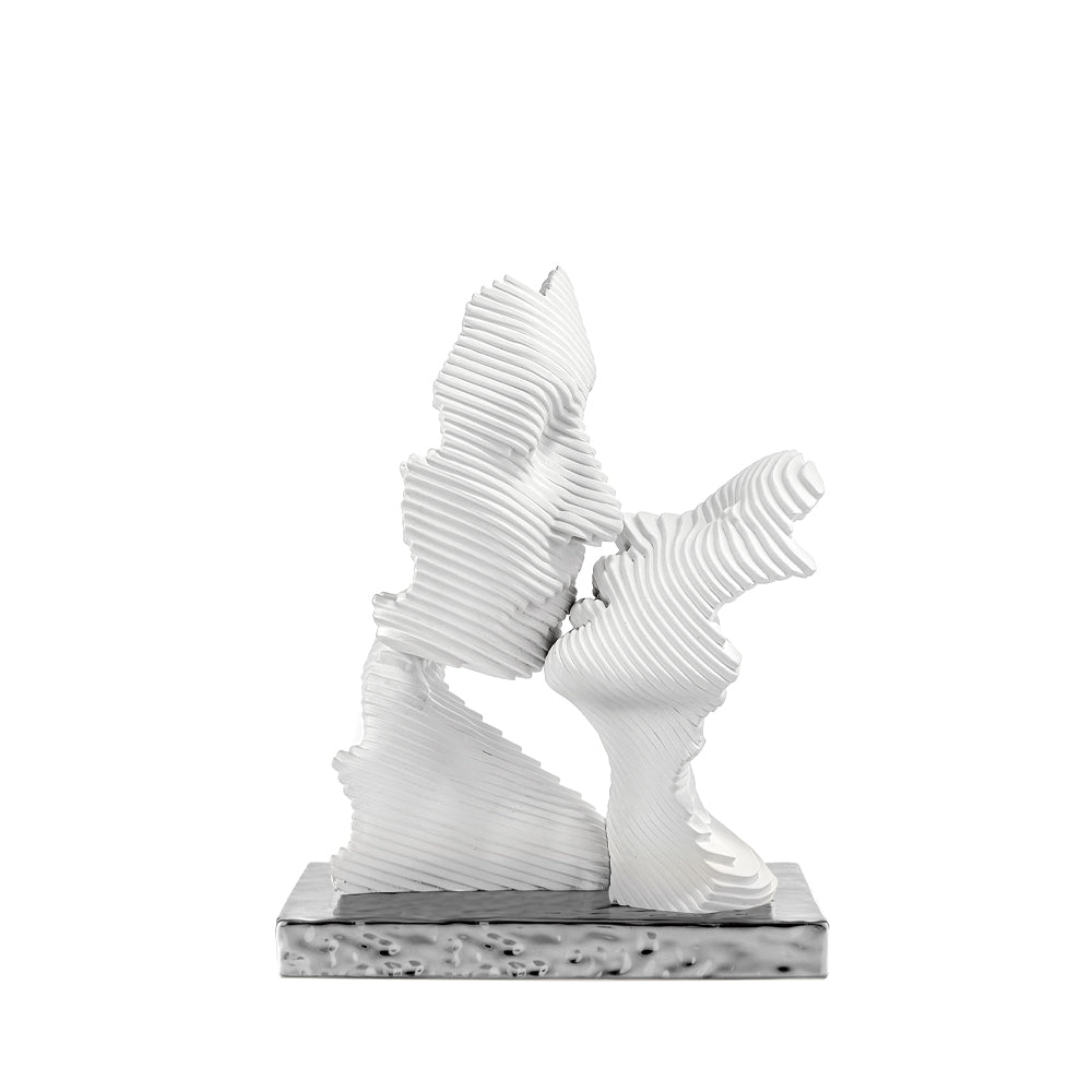 scultura bacio stilizzata bianca base argento