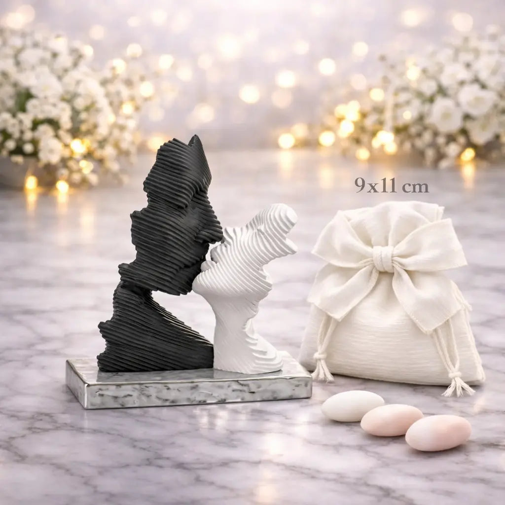 bomboniera scultura bacio stilizzata bianca e nera base argento